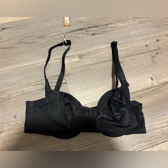 SKIMS Kim Kardashian smoothing intimates bra 34B new with tags - Picture 2 of 4